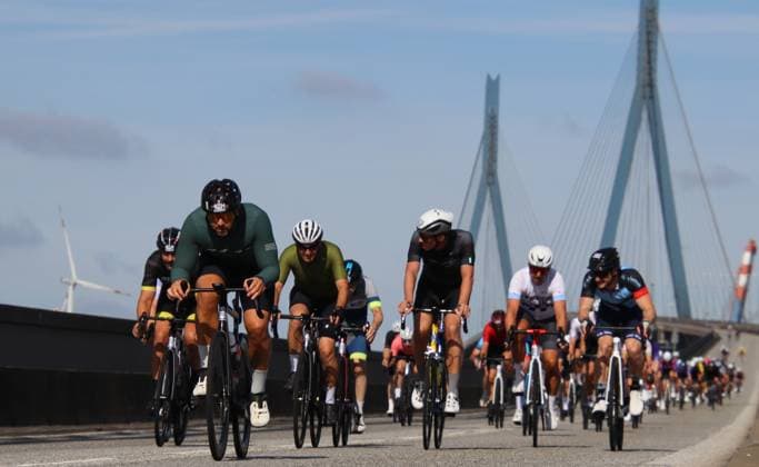 Radrennen ADAC Cyclassics in Hamburg: Teilnehmer und Teilnehmerinnen auf der Jedermann-Strecke über 110 Kilometer überqueren die Köhlbrandbrücke.