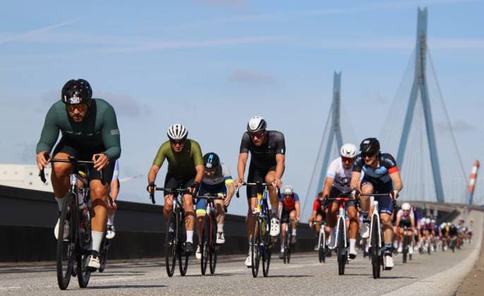 Radrennen ADAC Cyclassics in Hamburg: Teilnehmer und Teilnehmerinnen auf der Jedermann-Strecke über 110 Kilometer überqueren die Köhlbrandbrücke.