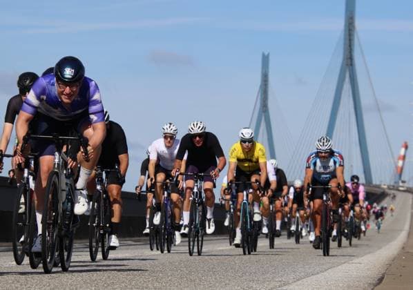 Radrennen ADAC Cyclassics in Hamburg: Teilnehmer und Teilnehmerinnen auf der Jedermann-Strecke über 110 Kilometer überqueren die Köhlbrandbrücke.