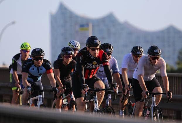 Radrennen ADAC Cyclassics in Hamburg: Teilnehmer und Teilnehmerinnen auf der Jedermann-Strecke über 110 Kilometer.