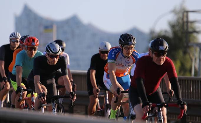 Radrennen ADAC Cyclassics in Hamburg: Teilnehmer und Teilnehmerinnen auf der Jedermann-Strecke über 110 Kilometer.