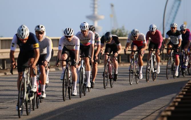 Radrennen ADAC Cyclassics in Hamburg: Teilnehmer und Teilnehmerinnen auf der Jedermann-Strecke über 110 Kilometer.