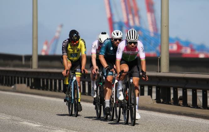 Radrennen ADAC Cyclassics in Hamburg: Teilnehmer und Teilnehmerinnen auf der Jedermann-Strecke über 110 Kilometer überqueren die Köhlbrandbrücke.