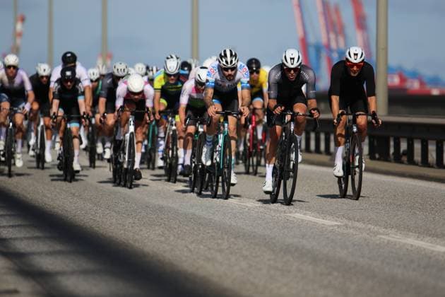 Radrennen ADAC Cyclassics in Hamburg: Teilnehmer und Teilnehmerinnen auf der Jedermann-Strecke über 110 Kilometer überqueren die Köhlbrandbrücke.