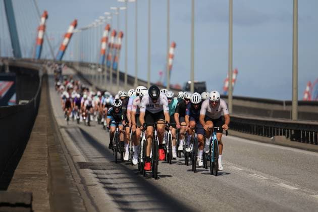 Radrennen ADAC Cyclassics in Hamburg: Teilnehmer und Teilnehmerinnen auf der Jedermann-Strecke über 110 Kilometer überqueren die Köhlbrandbrücke.