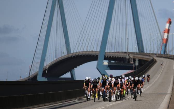 Radrennen ADAC Cyclassics in Hamburg: Teilnehmer und Teilnehmerinnen auf der Jedermann-Strecke über 110 Kilometer überqueren die Köhlbrandbrücke.