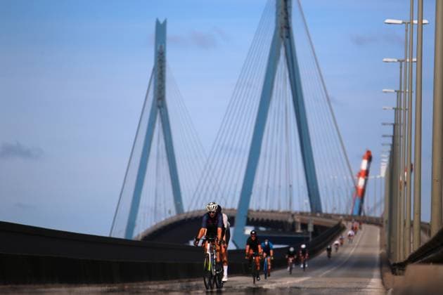 Radrennen ADAC Cyclassics in Hamburg: Teilnehmer und Teilnehmerinnen auf der Jedermann-Strecke über 110 Kilometer überqueren die Köhlbrandbrücke.