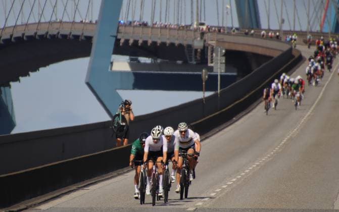 Radrennen ADAC Cyclassics in Hamburg: Teilnehmer und Teilnehmerinnen auf der Jedermann-Strecke über 110 Kilometer überqueren die Köhlbrandbrücke. Ein Teilnehmer muss sein Rad nach einem Sturz jedoch tragen.