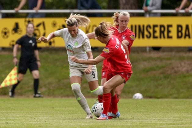 v.li.: Medina Desic (SV Werder Bremen, 9) und Anna Knol (FC Twente Enschede, 5) im Zweikampf, Duell, Dynamik, Aktion, Action, Spielszene, 17.08.2025, Bramsche (Deutschland), Fussball, Testspiel Frauen, SV Werder Bremen - FC Twente Enschede