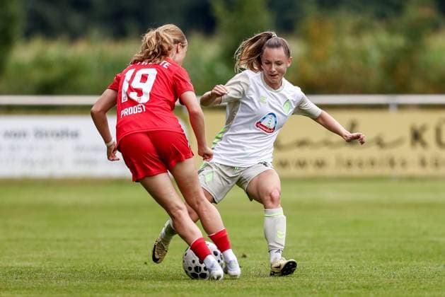 v.li.: Sophie Proost (FC Twente Enschede, 20) und Michelle Weiß (SV Werder Bremen, 15) im Zweikampf, Duell, Dynamik, Aktion, Action, Spielszene, 17.08.2025, Bramsche (Deutschland), Fussball, Testspiel Frauen, SV Werder Bremen - FC Twente Enschede