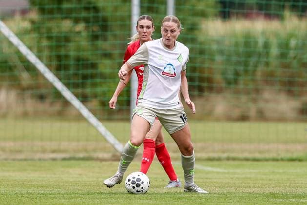 v.li.: Jill Roord (FC Twente Enschede, 10) und Lina Hausicke (SV Werder Bremen, 18) im Zweikampf, Duell, Dynamik, Aktion, Action, Spielszene, 17.08.2025, Bramsche (Deutschland), Fussball, Testspiel Frauen, SV Werder Bremen - FC Twente Enschede