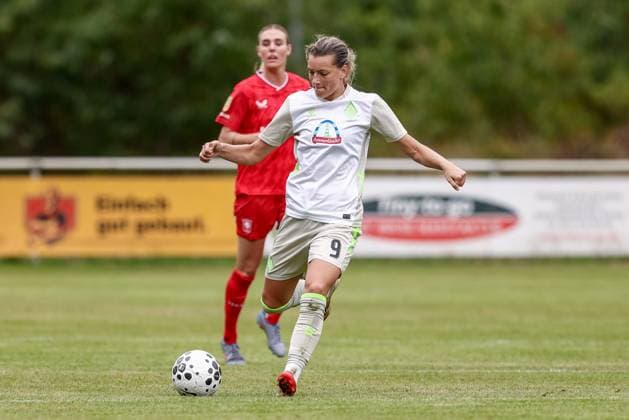 Medina Desic (SV Werder Bremen, 9) am Ball, Einzelbild, Ganzkörper, Aktion, Action, Spielszene, 17.08.2025, Bramsche (Deutschland), Fussball, Testspiel Frauen, SV Werder Bremen - FC Twente Enschede
