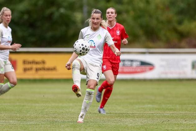 Medina Desic (SV Werder Bremen, 9) am Ball, Einzelbild, Ganzkörper, Aktion, Action, Spielszene, 17.08.2025, Bramsche (Deutschland), Fussball, Testspiel Frauen, SV Werder Bremen - FC Twente Enschede