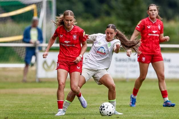 v.li.: Sophie Proost (FC Twente Enschede, 20) und Tuana Mahmoud (SV Werder Bremen, 10) im Zweikampf, Duell, Dynamik, Aktion, Action, Spielszene, 17.08.2025, Bramsche (Deutschland), Fussball, Testspiel Frauen, SV Werder Bremen - FC Twente Enschede