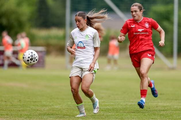 Tuana Mahmoud (SV Werder Bremen, 10) am Ball, Einzelbild, Ganzkörper, Aktion, Action, Spielszene, 17.08.2025, Bramsche (Deutschland), Fussball, Testspiel Frauen, SV Werder Bremen - FC Twente Enschede