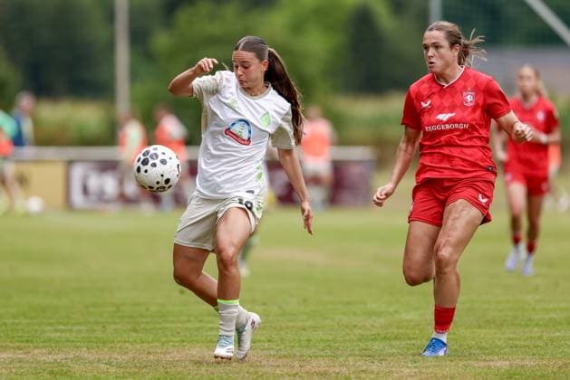 v.li.: Tuana Mahmoud (SV Werder Bremen, 10) und Alieke Tuin (FC Twente Enschede, 11) im Zweikampf, Duell, Dynamik, Aktion, Action, Spielszene, 17.08.2025, Bramsche (Deutschland), Fussball, Testspiel Frauen, SV Werder Bremen - FC Twente Enschede