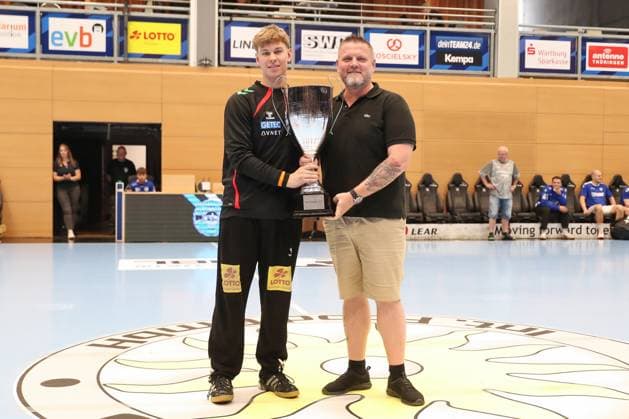 17.08.2025, xgox, Handball - Wartburg Cup SC Magdeburg - Skanderborg Handbold emspor, v.l. Willi Luecke (Magdeburg, 44) bekommt den Pokal ueberreicht Eisenach