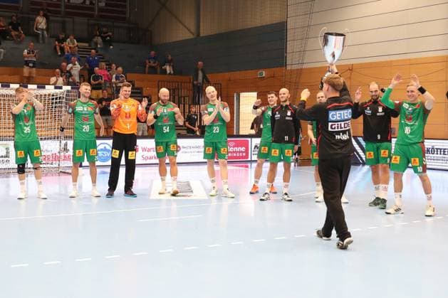 17.08.2025, xgox, Handball - Wartburg Cup SC Magdeburg - Skanderborg Handbold emspor, v.l. Willi Luecke (Magdeburg, 44) bekommt den Pokal ueberreicht, Magdeburg Jubel ueber den Sieg, Jubel nach Spielende Eisenach