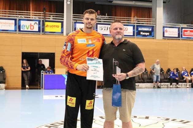 17.08.2025, xgox, Handball - Wartburg Cup SC Magdeburg - Skanderborg Handbold emspor, v.l. Sergey Hernandez Ferrer (Magdeburg, 1) ist Spieler des Turniers gewurden Eisenach