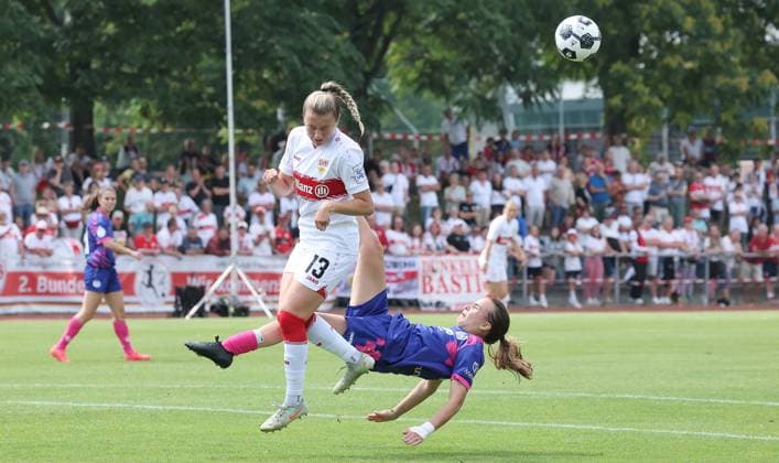Stuttgart , DFB Pokal Frauen VfB Stuttgart vs. 1. FSV Mainz 05 ,von links: Leonie Kopp ( VfB ) Kara Bathmann ( Mainz )