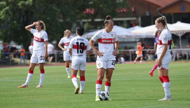 Stuttgart , DFB Pokal Frauen VfB Stuttgart vs. 1. FSV Mainz 05 , mitte: Nicole Billa ( VfB ) , Enttäuschung