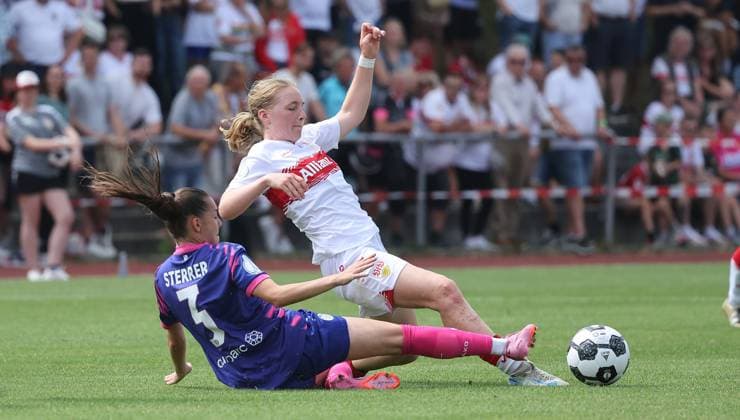 Stuttgart , DFB Pokal Frauen VfB Stuttgart vs. 1. FSV Mainz 05 , von links: Miriam Sterrer ( Mainz ) 7 Linette Hofmann ( VfB )