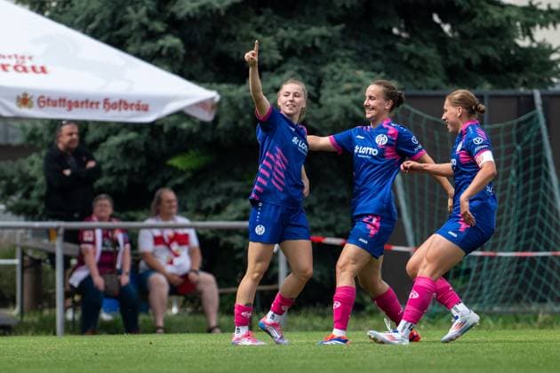 Maja Pageler (FSV Mainz 05, 37), Johanna Berg (FSV Mainz 05, 09) und Team jubeln ueber das Tor zum 0:1, GER, VfB Stuttgart vs 1. FSV Mainz 05, Fussball Frauen DFB Pokal, Playoff, Saison 2025 2026, 17.08.2025 GER, VfB Stuttgart vs 1. FSV Mainz 05, Fussball Frauen DFB Pokal, Playoff, Saison 2025 2026, 17.08.2025 Bad Cannstatt Copyright: xEibner-Pressefoto Memmlerx EP_MMR