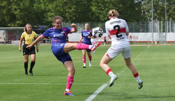 Stuttgart , DFB Pokal Frauen VfB Stuttgart vs. 1. FSV Mainz 05 , von links: Anna Donner ( Mainz ) Linette Hofmann ( VfB )