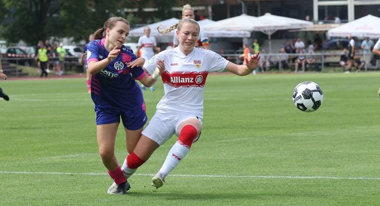 Stuttgart , DFB Pokal Frauen VfB Stuttgart vs. 1. FSV Mainz 05 , von links: Kara Bathmann ( Mainz ) Leonie Kopp ( VfB )