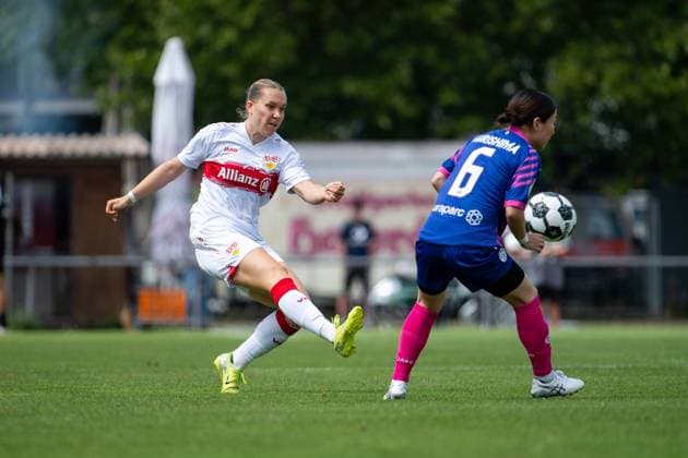 Charlotte Bluemel (VfB Stuttgart, 06) im Zweikampf mit Akari Kurishima (FSV Mainz 05, 06), GER, VfB Stuttgart vs 1. FSV Mainz 05, Fussball Frauen DFB Pokal, Playoff, Saison 2025 2026, 17.08.2025 GER, VfB Stuttgart vs 1. FSV Mainz 05, Fussball Frauen DFB Pokal, Playoff, Saison 2025 2026, 17.08.2025 Bad Cannstatt Copyright: xEibner-Pressefoto Memmlerx EP_MMR