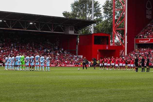 Premier League Nottingham Forest v Brentford Players, match officials and fans take part in a minutes silence for Andre Silva and Diogo Jota prior to the Premier League match Nottingham Forest vs Brentford at City Ground, Nottingham, United Kingdom, 17th August 2025 (Photo by Alfie Cosgrove News Images) Nottingham City Ground Nottinghamshire United Kingdom Copyright: xAlfiexCosgrove NewsxImagesx