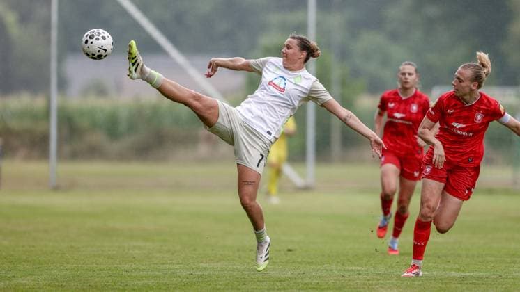 Larissa Mühlhaus (SV Werder Bremen, 7) am Ball, Einzelbild, Ganzkörper, Aktion, Action, Spielszene, 17.08.2025, Bramsche (Deutschland), Fussball, Testspiel Frauen, SV Werder Bremen - FC Twente Enschede