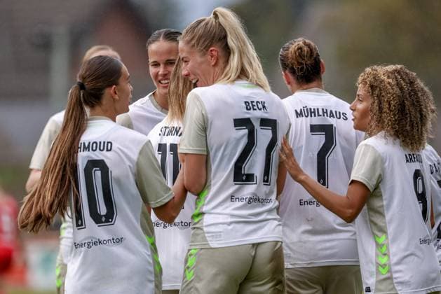 Spielerinnen des SV Werder Bremen mit Torjubel, Jubel, jubeln, jubelt, optimistisch, Spielszene, Highlight, Freude über das Tor zum 2:1, 17.08.2025, Bramsche (Deutschland), Fussball, Testspiel Frauen, SV Werder Bremen - FC Twente Enschede