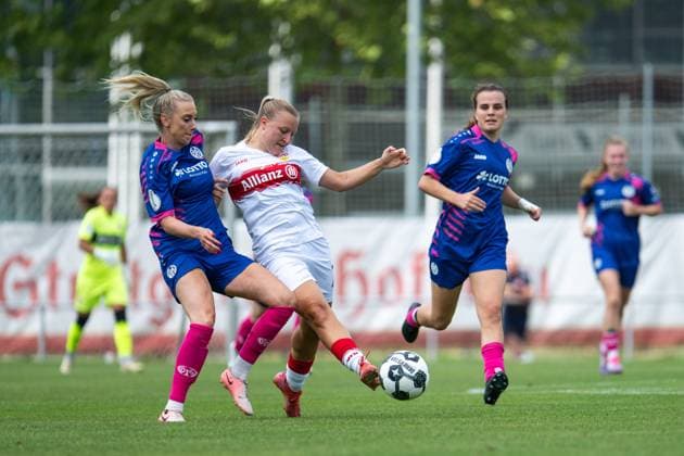 Leonie Schetter (VfB Stuttgart, 77) im Zweikampf mit Chiara Bouziane (FSV Mainz 05, 10), GER, VfB Stuttgart vs 1. FSV Mainz 05, Fussball Frauen DFB Pokal, Playoff, Saison 2025 2026, 17.08.2025 GER, VfB Stuttgart vs 1. FSV Mainz 05, Fussball Frauen DFB Pokal, Playoff, Saison 2025 2026, 17.08.2025 Bad Cannstatt Copyright: xEibner-Pressefoto Memmlerx EP_MMR