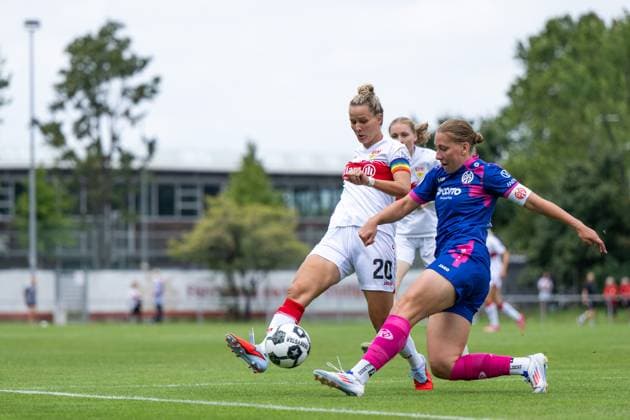 Jana Beuschlein (VfB Stuttgart, 20) im Zweikampf mit Johanna Berg (FSV Mainz 05, 09), GER, VfB Stuttgart vs 1. FSV Mainz 05, Fussball Frauen DFB Pokal, Playoff, Saison 2025 2026, 17.08.2025 GER, VfB Stuttgart vs 1. FSV Mainz 05, Fussball Frauen DFB Pokal, Playoff, Saison 2025 2026, 17.08.2025 Bad Cannstatt Copyright: xEibner-Pressefoto Memmlerx EP_MMR
