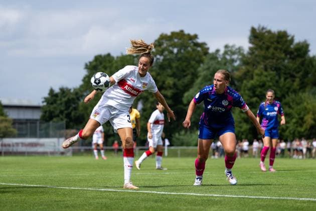 Fabienne Dongus (VfB Stuttgart, 33) im Zweikampf mit Johanna Berg (FSV Mainz 05, 09), GER, VfB Stuttgart vs 1. FSV Mainz 05, Fussball Frauen DFB Pokal, Playoff, Saison 2025 2026, 17.08.2025 GER, VfB Stuttgart vs 1. FSV Mainz 05, Fussball Frauen DFB Pokal, Playoff, Saison 2025 2026, 17.08.2025 Bad Cannstatt Copyright: xEibner-Pressefoto Memmlerx EP_MMR