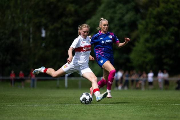 Linette Hofmann (VfB Stuttgart, 02) im Zweikampf mit Chiara Bouziane (FSV Mainz 05, 10), GER, VfB Stuttgart vs 1. FSV Mainz 05, Fussball Frauen DFB Pokal, Playoff, Saison 2025 2026, 17.08.2025 GER, VfB Stuttgart vs 1. FSV Mainz 05, Fussball Frauen DFB Pokal, Playoff, Saison 2025 2026, 17.08.2025 Bad Cannstatt Copyright: xEibner-Pressefoto Memmlerx EP_MMR