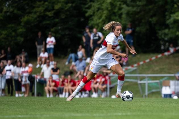 Fabienne Dongus (VfB Stuttgart, 33) am Ball, GER, VfB Stuttgart vs 1. FSV Mainz 05, Fussball Frauen DFB Pokal, Playoff, Saison 2025 2026, 17.08.2025 GER, VfB Stuttgart vs 1. FSV Mainz 05, Fussball Frauen DFB Pokal, Playoff, Saison 2025 2026, 17.08.2025 Bad Cannstatt Copyright: xEibner-Pressefoto Memmlerx EP_MMR