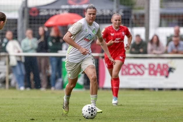 Larissa Mühlhaus (SV Werder Bremen, 7) am Ball, Einzelbild, Ganzkörper, Aktion, Action, Spielszene, 17.08.2025, Bramsche (Deutschland), Fussball, Testspiel Frauen, SV Werder Bremen - FC Twente Enschede