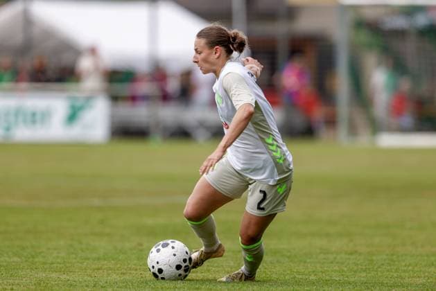Chiara D Angelo (SV Werder Bremen, 2) am Ball, Freisteller, Einzelbild, Ganzkörper, Aktion, Action, Spielszene, 17.08.2025, Bramsche (Deutschland), Fussball, Testspiel Frauen, SV Werder Bremen - FC Twente Enschede