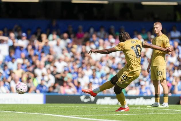 Eberechi Eze of Crystal Palace takes free-kick Chelsea v Crystal Palace, Football, Premier League, Stamford Bridge, London, UK, 17 08 25 EDITORIAL USE ONLY No use with unauthorised audio, video, data, fixture lists (outside the EU), club league logos or live services. Online in-match use limited to 45 images (+15 in extra time). No use to emulate moving images. No use in betting, games or Copyright: xAnthonyxHanc Shutterstockx 15445192c