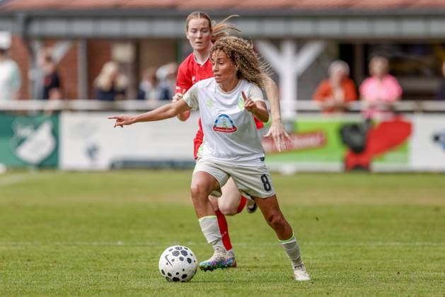 Amira Arfaoui (SV Werder Bremen, 8) am Ball, Einzelbild, Ganzkörper, Aktion, Action, Spielszene, 17.08.2025, Bramsche (Deutschland), Fussball, Testspiel Frauen, SV Werder Bremen - FC Twente Enschede