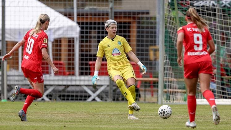 Vanessa Fischer (Torhüterin, Torwart, SV Werder Bremen, 1) am Ball, Einzelbild, Ganzkörper, Aktion, Action, Spielszene, 17.08.2025, Bramsche (Deutschland), Fussball, Testspiel Frauen, SV Werder Bremen - FC Twente Enschede
