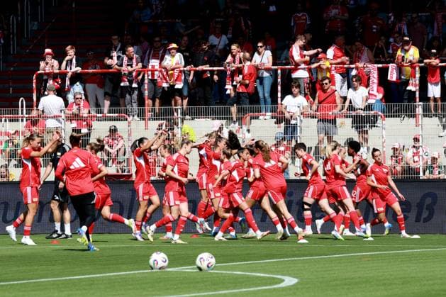 DEU, 2.BL, Frauen, 1.FC Union vs. Real Madrid, 17.08.2025, Stadion Alte Foersterei, Berlin, DEU, 2.BL, Frauen, 1.FC Union vs. Real Madrid, im Bild: Union-Spielerinnenkreis DFL - regulations prohibit any use of Photographs as image sequences and or quasi-video