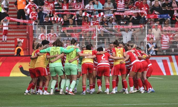 BerlinerMannschaftskreis vor Spielbeginn einschwören Ritual Fußball Fussball Testspiel Frauen Damen Bundesliga Saison 2025 2026 17.08.2025 1.FC Union Berlin vs Real Madrid CF DFL regulations prohibit any use of photographs as image sequences and or quasi-video