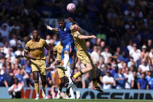 London, England, 17th August 2025. Enzo Fernandez of Chelsea and Will Hughes of Crystal Palace challenge for the ball during the Chelsea vs Crystal Palace Premier League match at Stamford Bridge, London. Picture credit should read: Paul Terry Sportimage EDITORIAL USE ONLY. No use with unauthorised audio, video, data, fixture lists, club league logos or live services. Online in-match use limited to 120 images, no video emulation. No use in betting, games or single club league player publications. SPI_026_PT_Chelsea_Crystal_Palace SPI-4073-0027