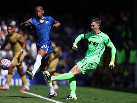 London, England, 17th August 2025. Dean Henderson of Crystal Palace is challenged by Joao Pedro of Chelsea during the Chelsea vs Crystal Palace Premier League match at Stamford Bridge, London. Picture credit should read: Paul Terry Sportimage EDITORIAL USE ONLY. No use with unauthorised audio, video, data, fixture lists, club league logos or live services. Online in-match use limited to 120 images, no video emulation. No use in betting, games or single club league player publications. SPI_027_PT_Chelsea_Crystal_Palace SPI-4073-0028