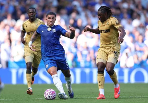 London, England, 17th August 2025. Enzo Fernandez of Chelsea and Eberechi Eze of Crystal Palace challenge for the ball during the Chelsea vs Crystal Palace Premier League match at Stamford Bridge, London. Picture credit should read: Paul Terry Sportimage EDITORIAL USE ONLY. No use with unauthorised audio, video, data, fixture lists, club league logos or live services. Online in-match use limited to 120 images, no video emulation. No use in betting, games or single club league player publications. SPI_028_PT_Chelsea_Crystal_Palace SPI-4073-0029