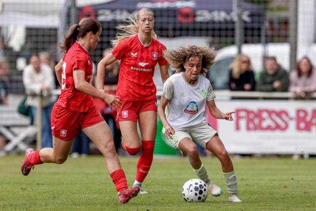 Amira Arfaoui (SV Werder Bremen, 8) am Ball, Einzelbild, Ganzkörper, Aktion, Action, Spielszene, 17.08.2025, Bramsche (Deutschland), Fussball, Testspiel Frauen, SV Werder Bremen - FC Twente Enschede