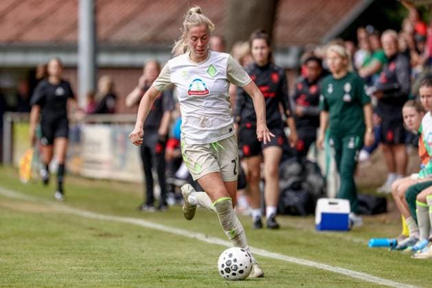 Sharon Beck (SV Werder Bremen, 27) am Ball, Freisteller, Einzelbild, Ganzkörper, Aktion, Action, Spielszene, 17.08.2025, Bramsche (Deutschland), Fussball, Testspiel Frauen, SV Werder Bremen - FC Twente Enschede